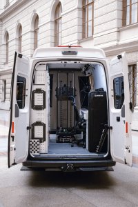 Mobilní digitalizační stanice Archa III vyslaná na Ukrajinu umožňuje přímo v terénu vytvářet detailní 3D záznamy ohrožených památek a sbírkových předmětů. 