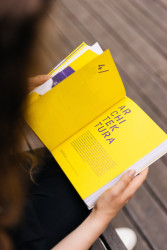 Nakladatelství IPR vydává knihu Neviditelné město, která odhaluje podmanivé příběhy skrývající se za zdánlivě nepodstatnými a přehlíženými aspekty městského prostředí