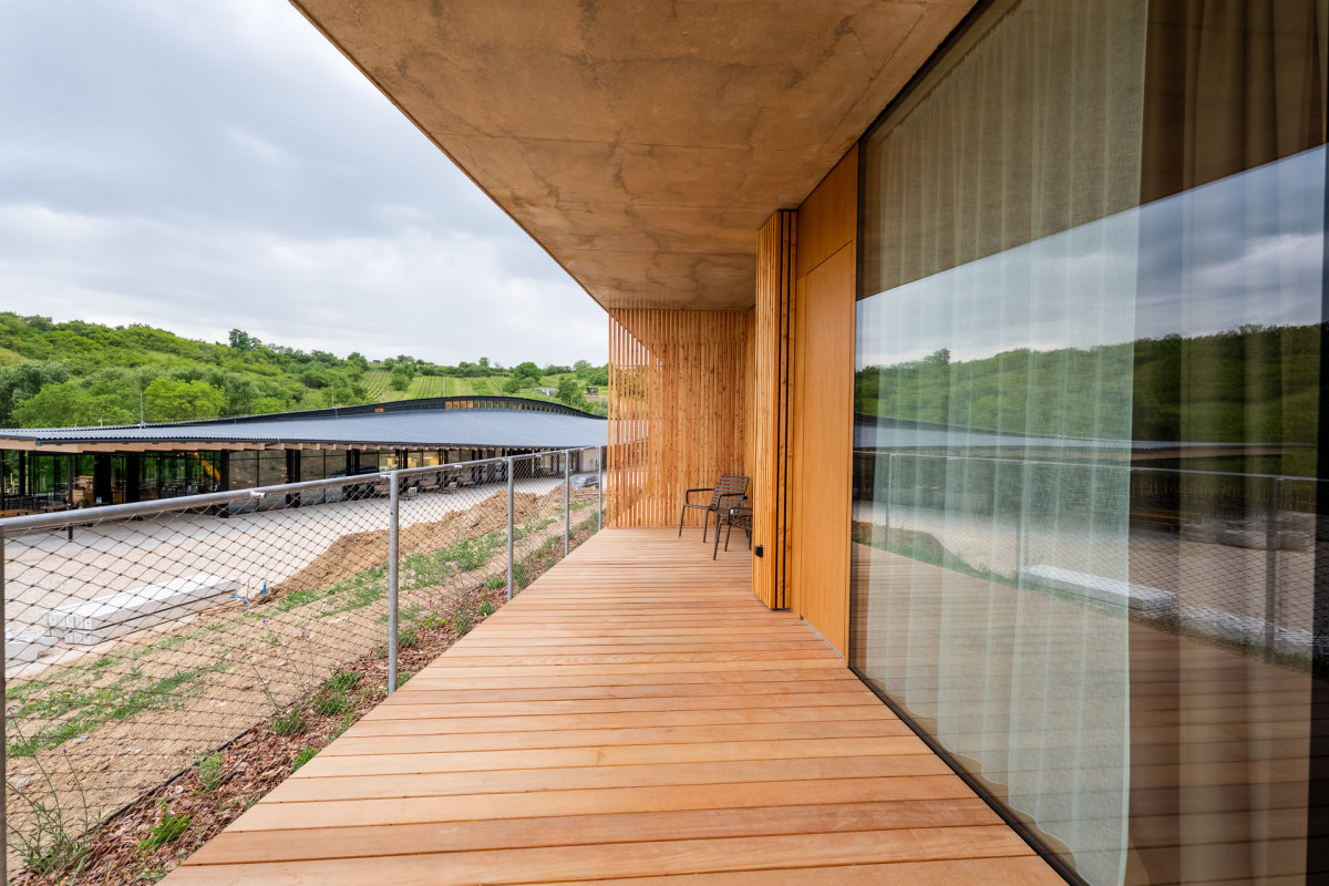 Každý pokoj v budovách pro ubytování má svou venkovní pobytovou plochu, nejčastější jsou lodžie. (ARTEVINI Resort & Winery u Velkých Pavlovic; znamení čtyř – architekti)