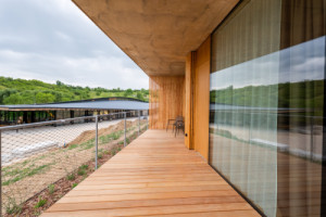 Každý pokoj v budovách pro ubytování má svou venkovní pobytovou plochu, nejčastější jsou lodžie. (ARTEVINI Resort & Winery u Velkých Pavlovic; znamení čtyř – architekti)