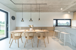 Dominantou se stal pohledový betonový strop. (Interiér rodinného domu v Popůvkách, Atel!er)