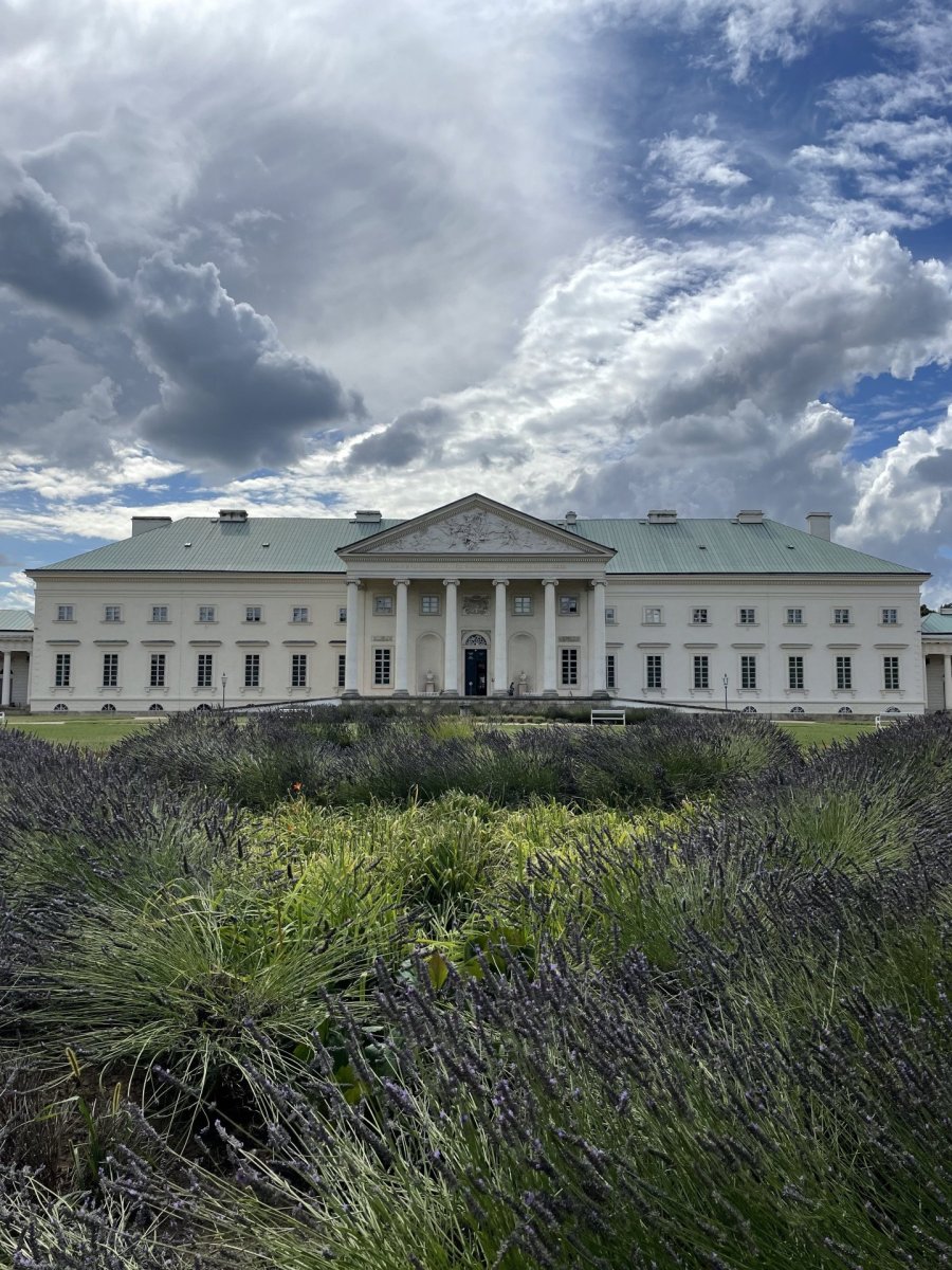 Zámek Kačina, Jiří Fischer, 1806–1824: Dvoukřídlý zámek v sobě skrývá Chotkovskou knihovnu, salony, historickou lékárnu a dobové divadlo