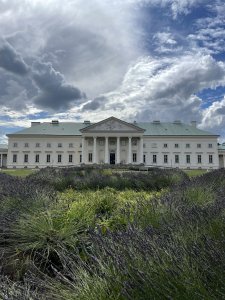 Zámek Kačina, Jiří Fischer, 1806–1824: Dvoukřídlý zámek v sobě skrývá Chotkovskou knihovnu, salony, historickou lékárnu a dobové divadlo