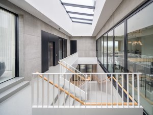 Nejvyšší patro, nad schodištěm je světlík. (Kanceláře postavené z CLT panelů; Studio Perspektiv)