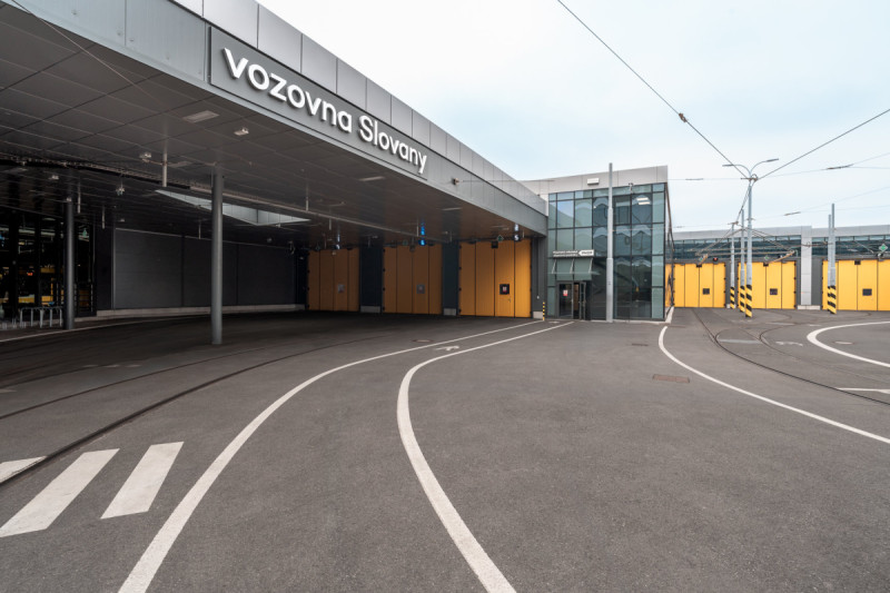 Součástí rekonstrukce byla i nová kolejiště s trolejovým vedením, komunikace, parkovací plochy a inženýrské sítě.
