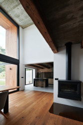 Kuchyň kombinuje cihly, dřevo a pohledový beton. (Dům ve třech zahradách, Air ateliér)