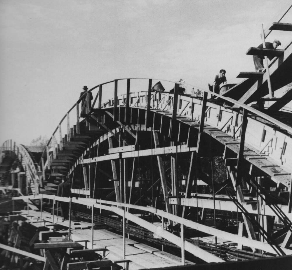 Obr. 6. Bednění vrcholů oblouků haly koželužny v Otrokovicích, 1948. Zdroj: Beton TKS