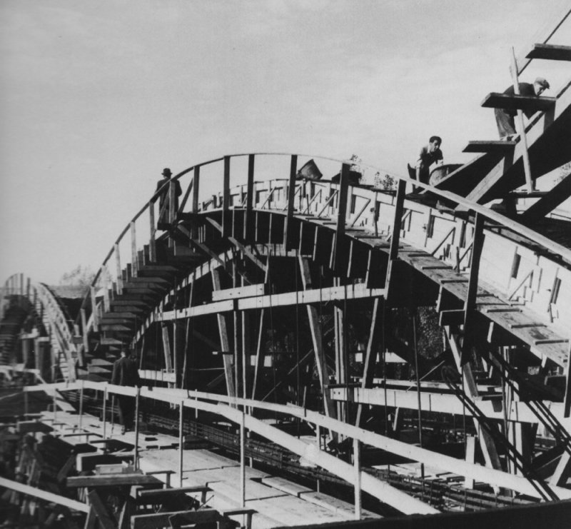 Obr. 6. Bednění vrcholů oblouků haly koželužny v Otrokovicích, 1948. Zdroj: Beton TKS