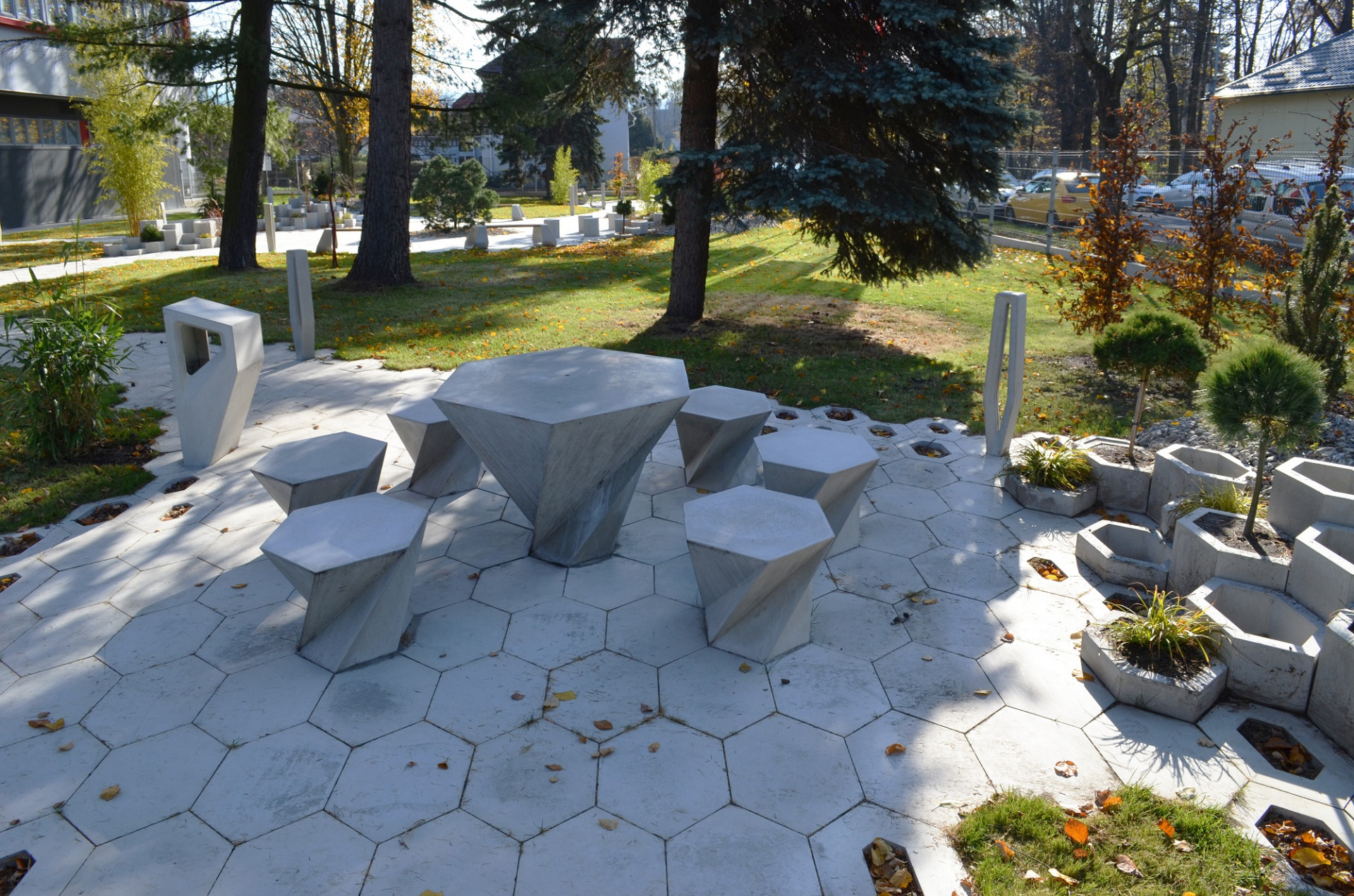 Park společnosti SVCS Process Inovation ve Valašském Meziříčí s mobiliářem H-E-X od PRESBETON, Next Level Studio/ Michal Kutálek. Zdroj: PRESBETON