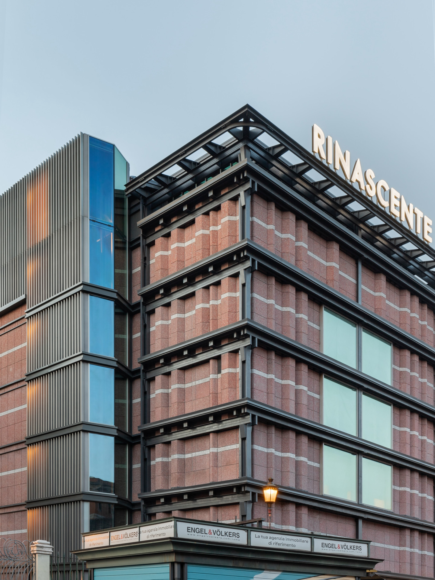 Něco nového, něco starého. Zcela nová je výtahová šachta, která vede do nejvyššího podlaží. (Rekonstrukce obchodního domu La Rinascente, studio 2050+)