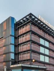 Něco nového, něco starého. Zcela nová je výtahová šachta, která vede do nejvyššího podlaží. (Rekonstrukce obchodního domu La Rinascente, studio 2050+)