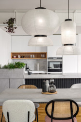 Architekta Tereza Janků je autorkou interiéru bytu v pražských Modřanech. Bytu dominují světlé barvy, přírodní materiály a nádech exotismu