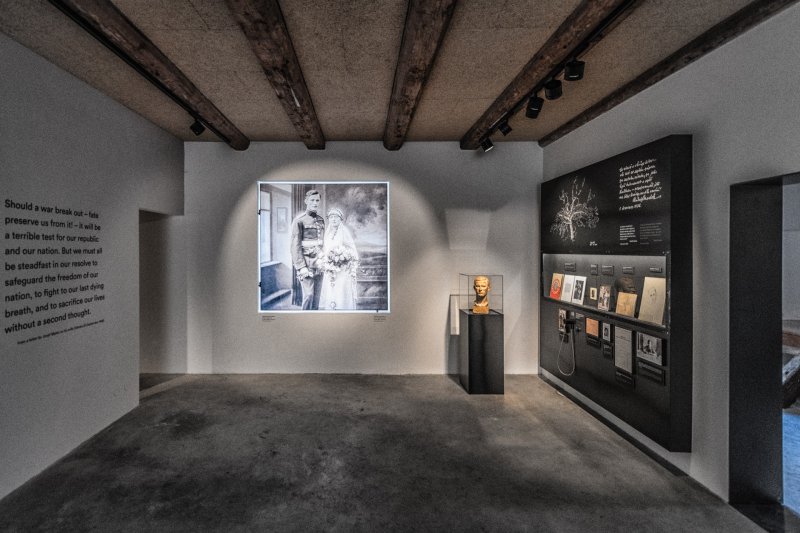 Komorní prostory stálé expozice pod původním trámovým stropem vozové kůlny využívají pro instalaci všechny stěny, výplně otvorů i betonovou podlahu
