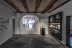 Komorní prostory stálé expozice pod původním trámovým stropem vozové kůlny využívají pro instalaci všechny stěny, výplně otvorů i betonovou podlahu