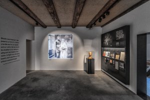 Komorní prostory stálé expozice pod původním trámovým stropem vozové kůlny využívají pro instalaci všechny stěny, výplně otvorů i betonovou podlahu