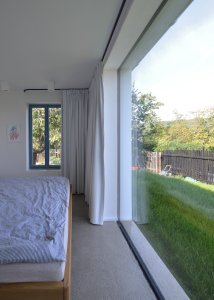 Pohled do ložnice (Rodinný dům v Mníšku pod Brdy, 3+1 architekt)