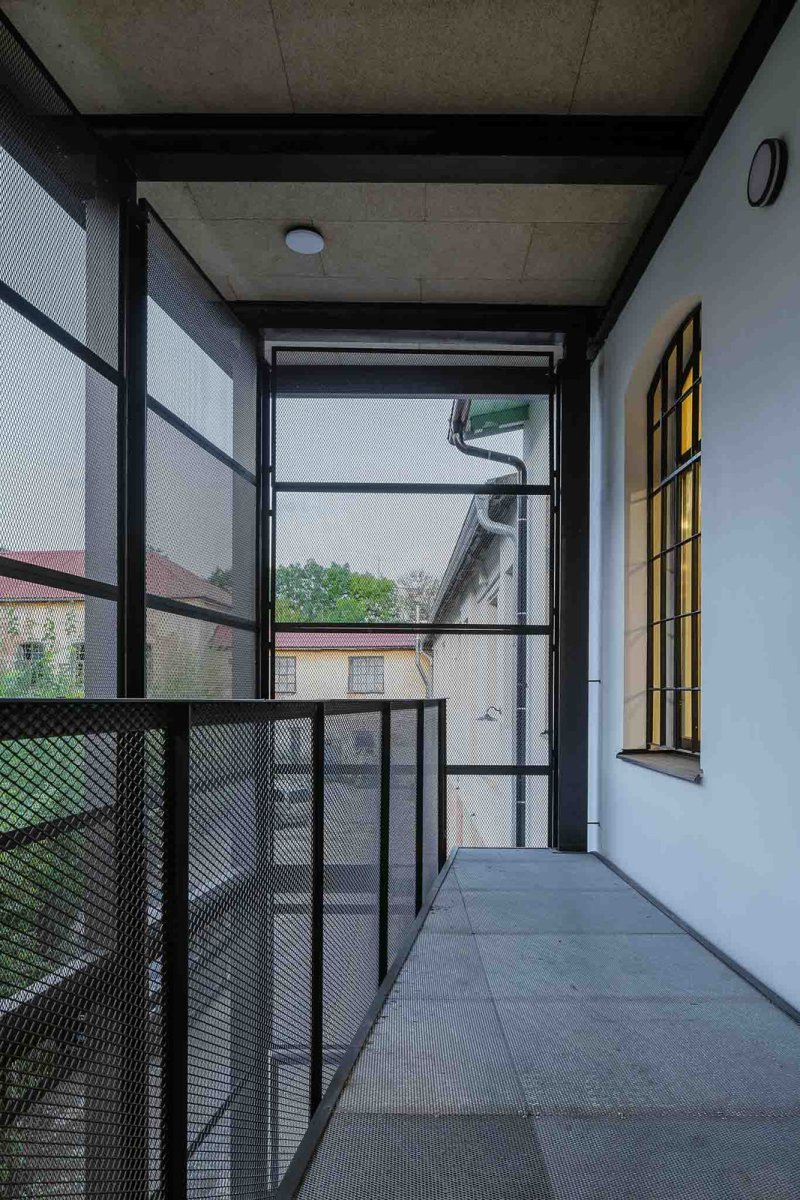 Detail přístavby a její připojení k fasádě stavby. (Komunitní centrum ve Strakonicích, Ateliér VAS)