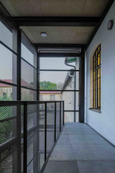 Detail přístavby a její připojení k fasádě stavby. (Komunitní centrum ve Strakonicích, Ateliér VAS)