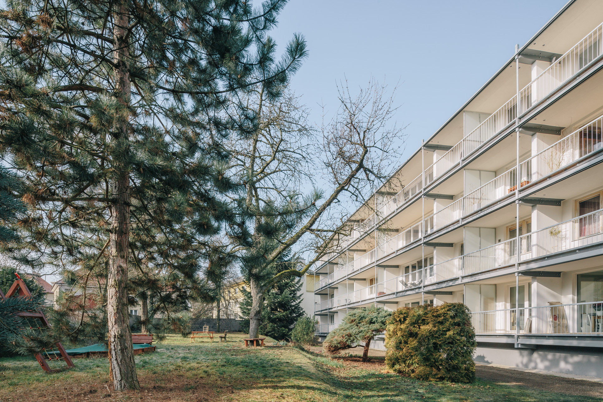 Re:architekti opravili fasádu a přidali nové lodžie paneláku v pražské Hostivaři