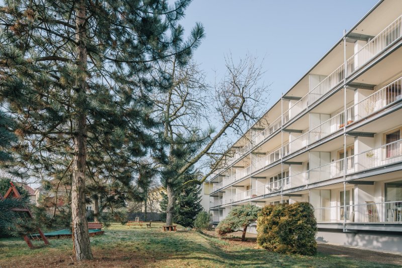 Re:architekti opravili fasádu a přidali nové lodžie paneláku v pražské Hostivaři
