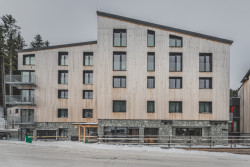 Studio Gebas realizovalo v Peci pod Sněžkou Hotel Zelený potok zahalený do dřeva.