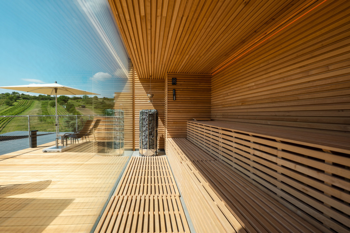 Dále pak sauna s odpočívárnou. (ARTEVINI Resort & Winery u Velkých Pavlovic; znamení čtyř – architekti)