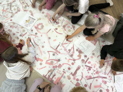 Fotografie z workshopu výroby baldachýnu (Knihovna v Červeném Kostelci; Papundekl architekti)