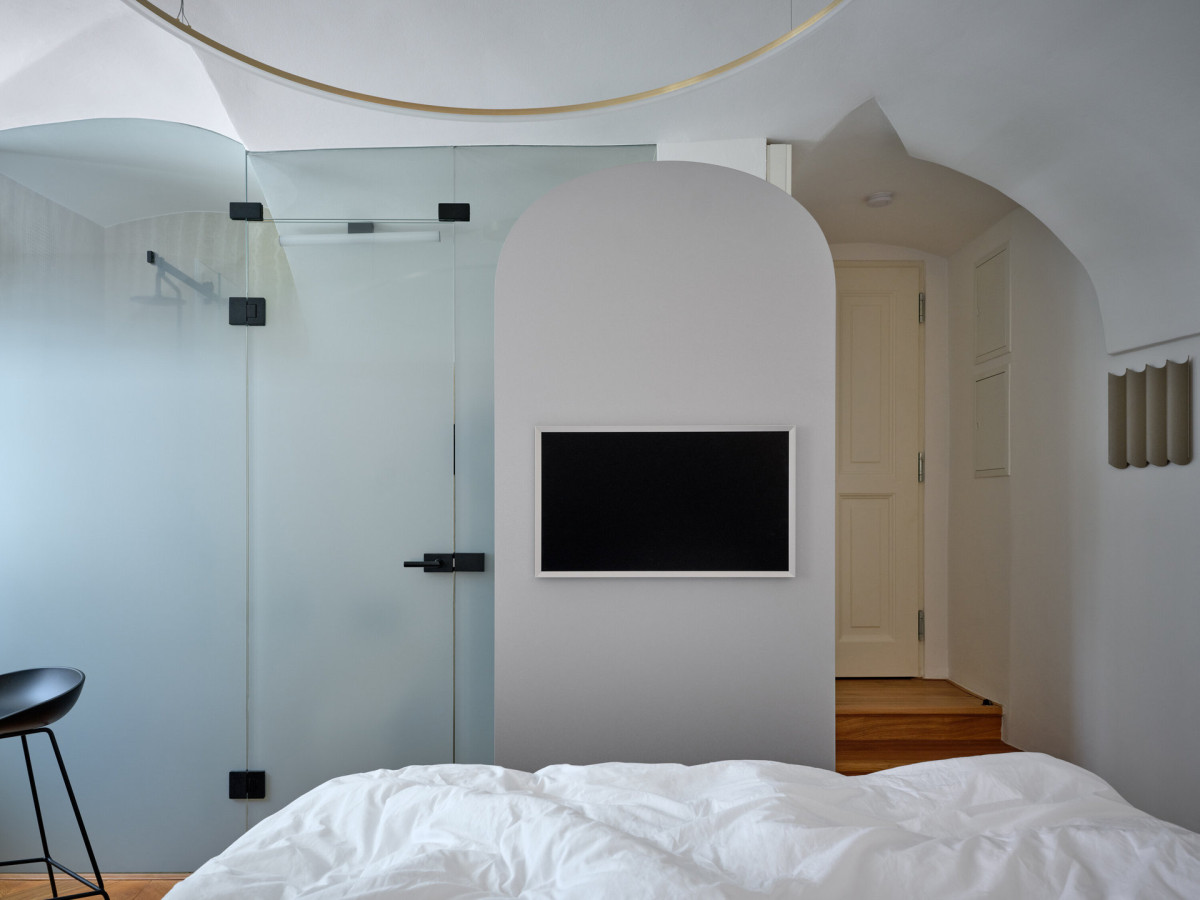 Koupelnu od zbytku prostoru odděluje skleněná příčka. (Rekonstrukce miniapartmánu; ateliér Tunicate)