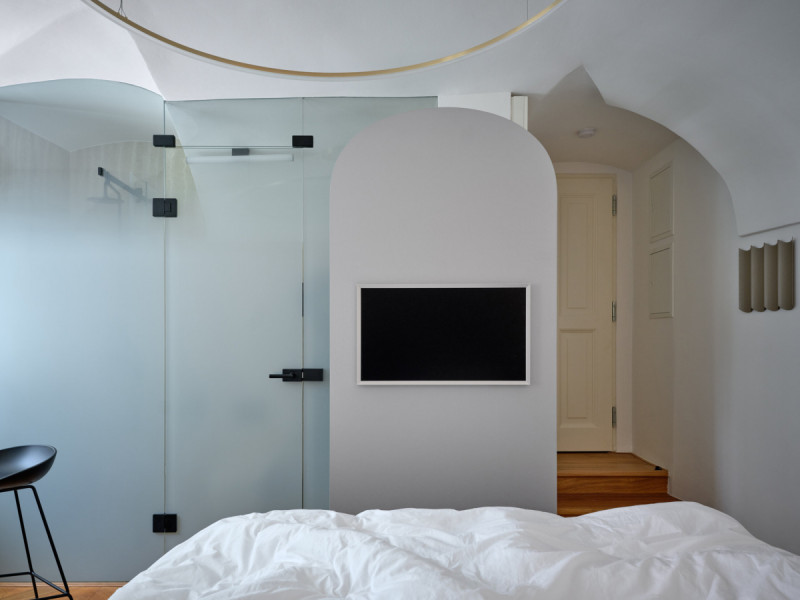 Koupelnu od zbytku prostoru odděluje skleněná příčka. (Rekonstrukce miniapartmánu; ateliér Tunicate)
