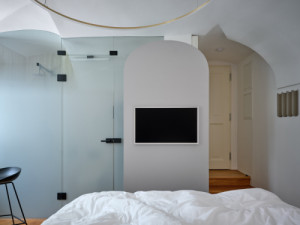 Koupelnu od zbytku prostoru odděluje skleněná příčka. (Rekonstrukce miniapartmánu; ateliér Tunicate)