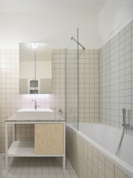 Koupelna s vanou (Byt na rohu; Prokop Hartl)