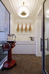 Cyklobutik L27, P6PA+Architects: V zadní části obchodu vznikl v přístavbě bar, který zdobí repasovaný dobový lustr a dekorační lišty, odkazující na palácový interiér 19. století