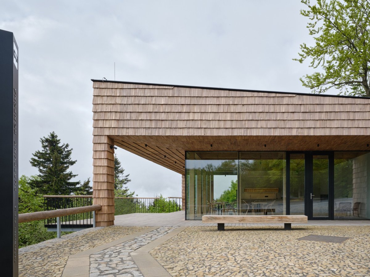 Objekt je otevřený směrem do údolí. (Brána Pusteven; henkai architekti)