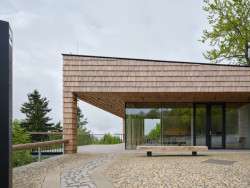 Objekt je otevřený směrem do údolí. (Brána Pusteven; henkai architekti)