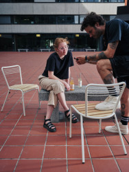 Kolekce Flaneur zahrnuje židle, stoličky, barové židle a stolky. Židle váží jen 6 kg a jsou stohovatelné. Dají se využít v restauracích i na ulici.