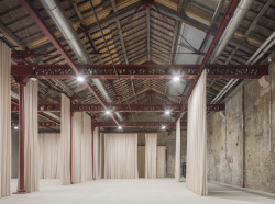 Přiznané materiály v prostoru (Rekonstrukce bývalých železničních dílen; ASSEMBLE, Atelier Luma, BC Architects )