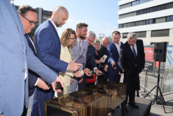 Poklepání na základní kámen Černé kostky v Ostravě