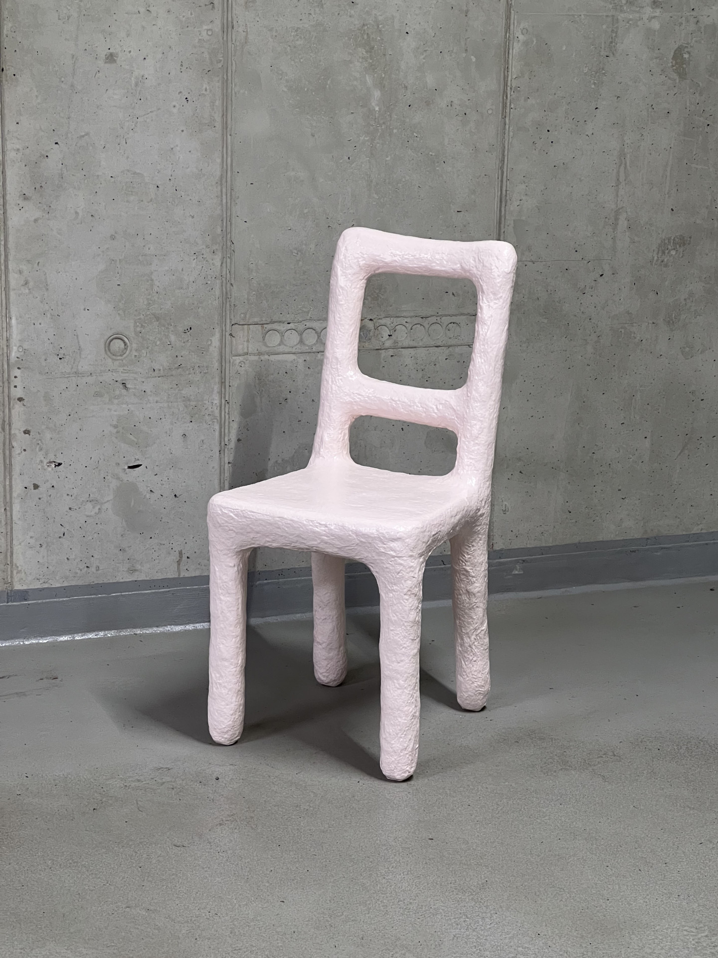 Galerie THE DESIGN zve na vernisáž výstavy On Chair – Balancing on the Edge of Comfort 21.6. od 18h