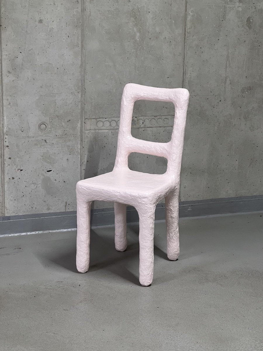 Galerie THE DESIGN zve na vernisáž výstavy On Chair – Balancing on the Edge of Comfort 21.6. od 18h