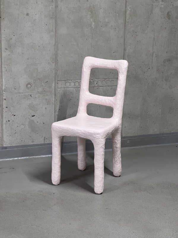 Galerie THE DESIGN zve na vernisáž výstavy On Chair – Balancing on the Edge of Comfort 21.6. od 18h