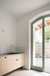 Všechny jsou vybaveny autorsky navrženým nábytkem. (Dům v Kutné Hoře, BYRÓ architekti)