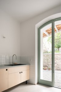 Všechny jsou vybaveny autorsky navrženým nábytkem. (Dům v Kutné Hoře, BYRÓ architekti)