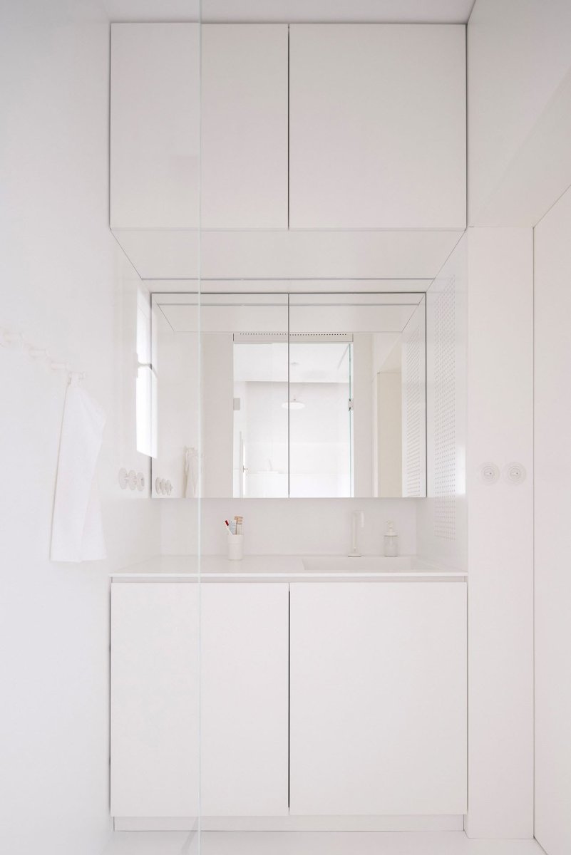 Nekompromisně monochromatická koupelna (Rekonstrukce funkcionalistického bytu v Praze, architekt Martin Čeněk)