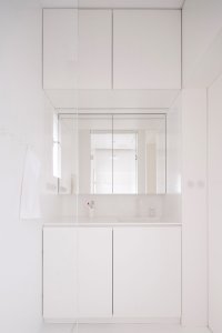 Nekompromisně monochromatická koupelna (Rekonstrukce funkcionalistického bytu v Praze, architekt Martin Čeněk)