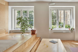 Ateliér Neuhäusl Hunal proměnili žižkovský byt na garsonku se spacím pódiem