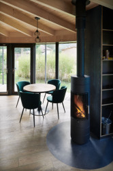 Uvnitř obytné místnosti. Kamna lze otáčet. (Sodomka Sodomková Architekti, dům Hruška)