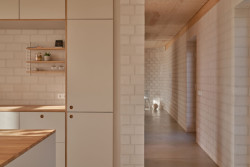 Víkendový dům "Das Glashaus" v Německu, Sigurd Larsen: Do masivních stěn z betonových cihel umístili architekti kuchyňskou linku a schodiště.