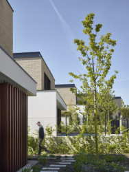 Pohled na řadu individuálních vil