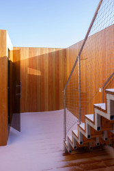 Nad relaxační terasou je ještě vyhlídková část. (Rodinný dům v Radotíně, System Recovery Architects)