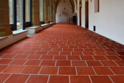 Dlažba v klášteře v Levoči z mačkaných půdovek vyhotovených jako repliky těch původních